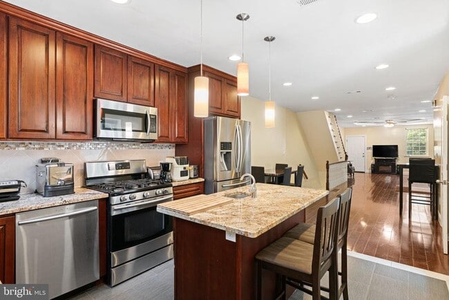 Building Photo - 2328 Reed St