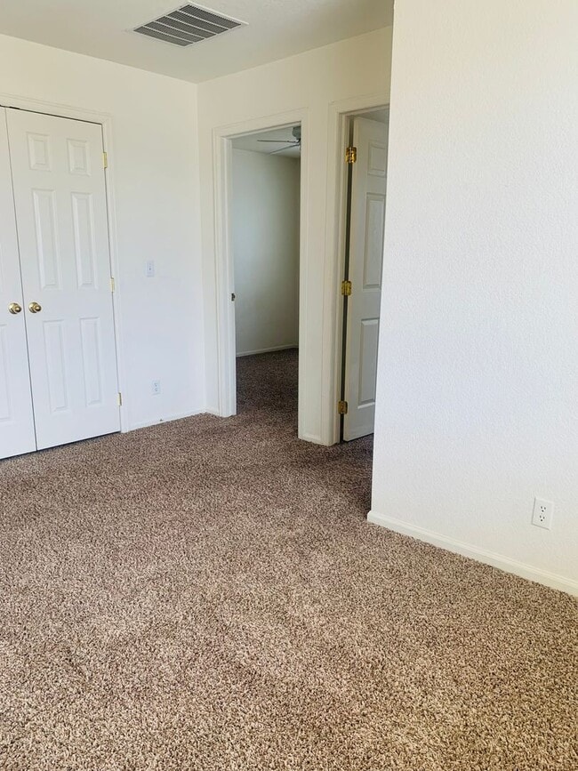 Building Photo - 3 Bedroom 2 Bathroom Townhome Close to DIA