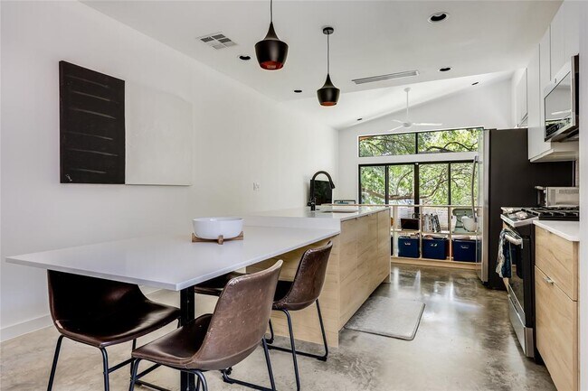 Building Photo - 2709 E 14th St