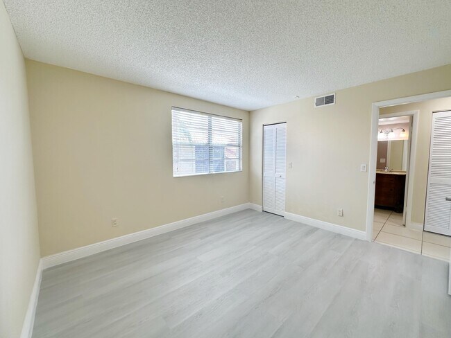 Building Photo - 1241 SW 46th Ave