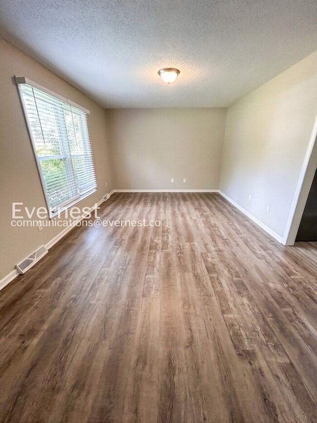 Building Photo - 3 Bed, 1.5 Bath Home with Fenced Yard / Pet-Friendly / Available Now!