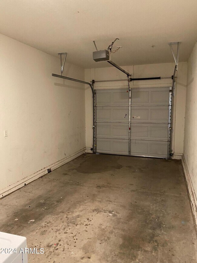 Building Photo - 525 N Miller Rd