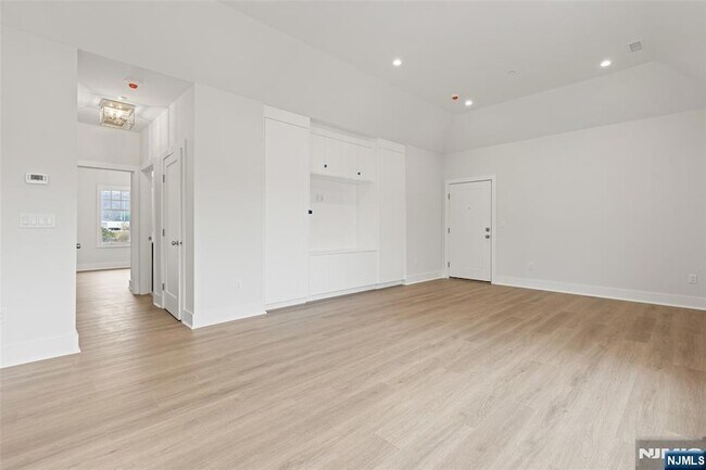 Building Photo - 445 Ramapo Valley Rd