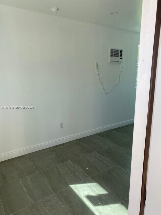 Building Photo - 4023 SW 19th St