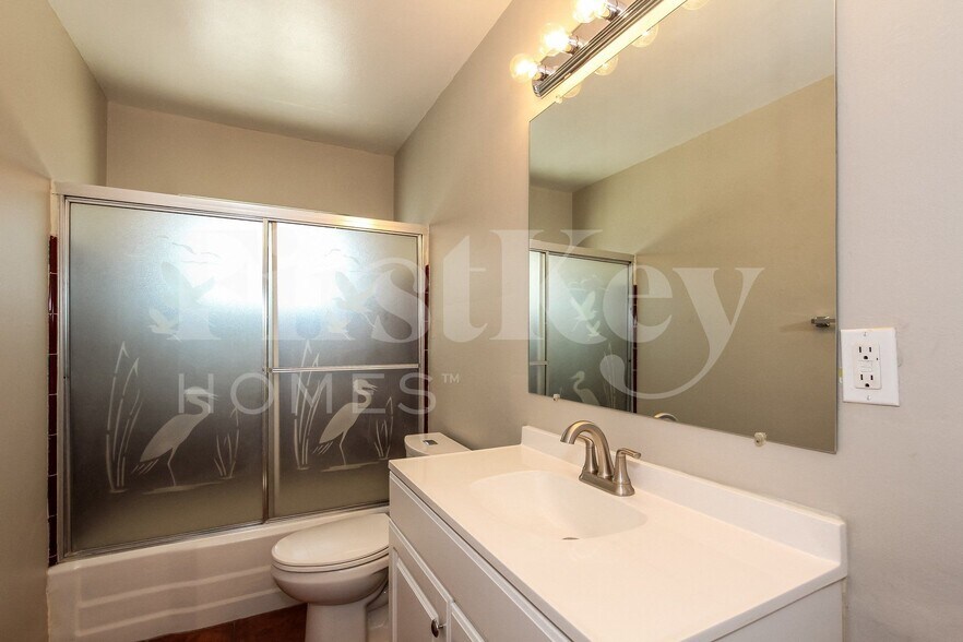 Building Photo - 2311 W Maryland Ave