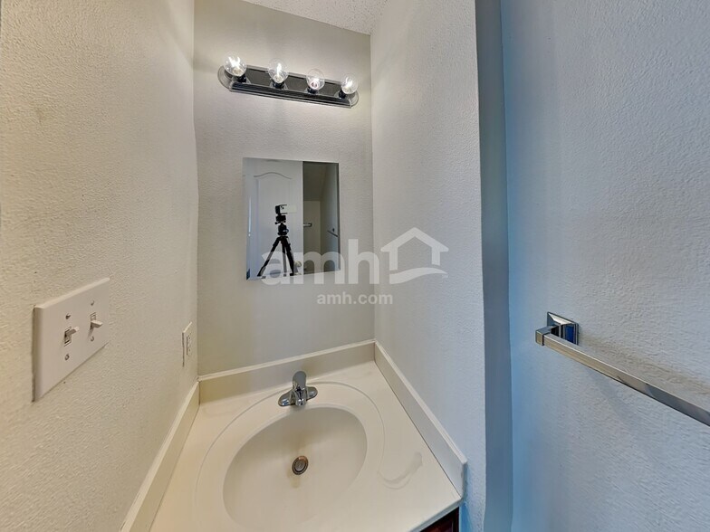 Building Photo - 33 Messenger Crk