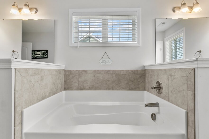 Building Photo - 230 Parrish Ln