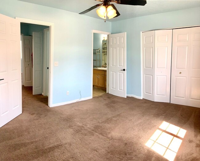 Building Photo - 2 Bedroom Lexington Townhome with Community Pool