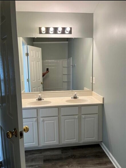 master bathroom - 3383 Hidden Cove Cir