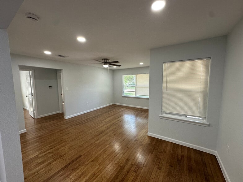 Building Photo - 224 Birch St