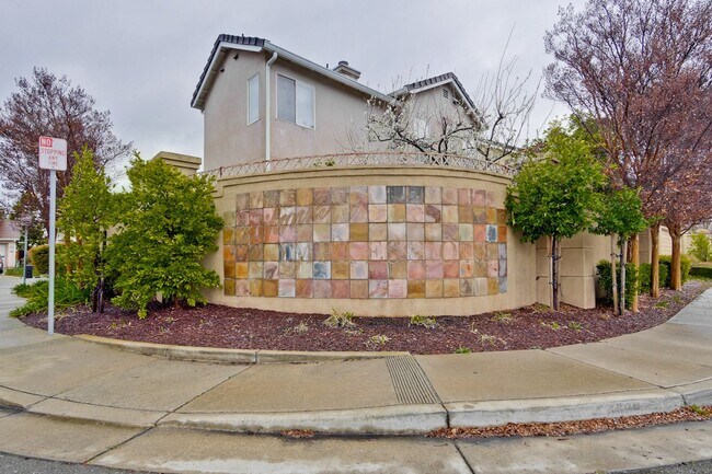 Building Photo - Awesome 3 Bedroom  Home Near Rivermark Plaza!
