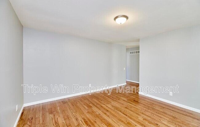 Building Photo - 1405 Willowbrook Dr