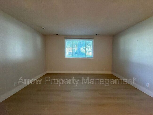 Building Photo - 515 W Saunders Ave