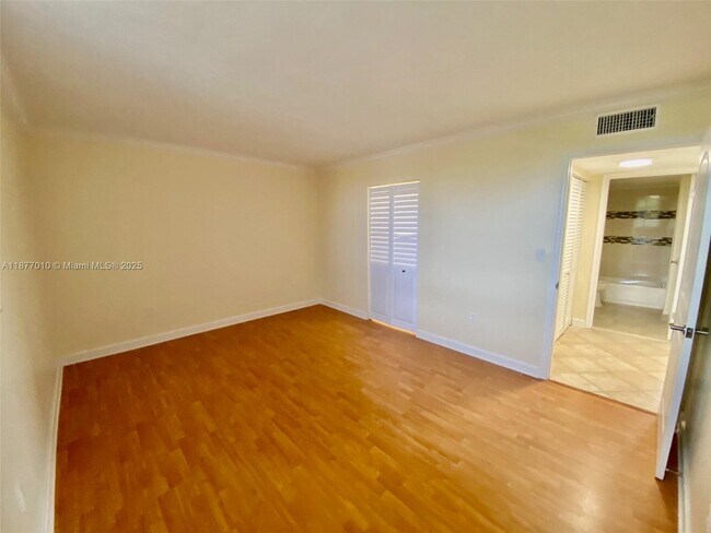 Building Photo - 8881 Fontainebleau Blvd