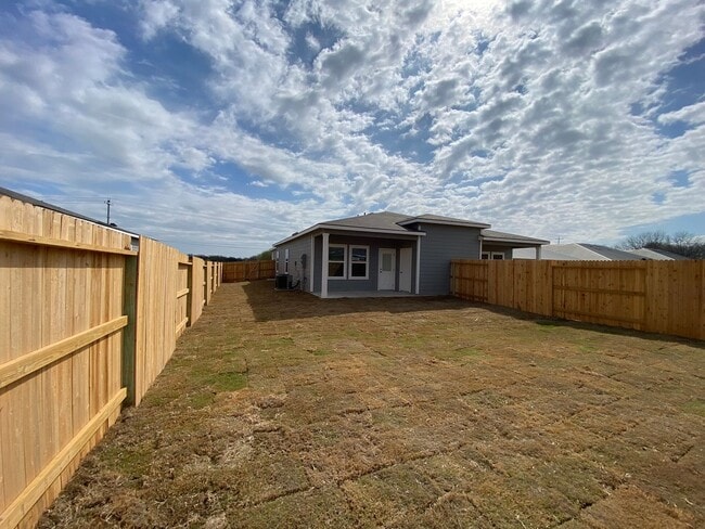 Building Photo - Beautiful Duplex in Seguin!