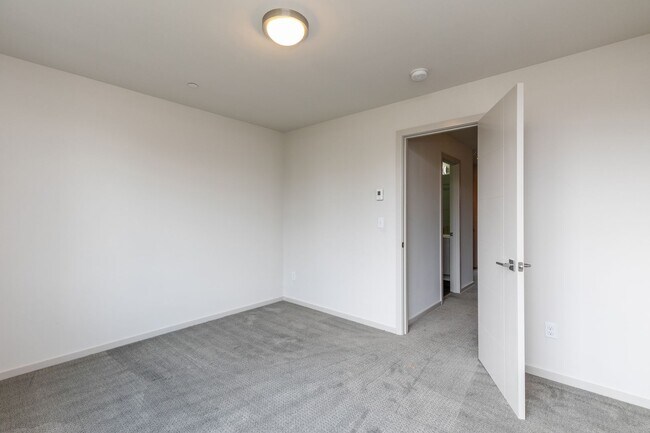 Building Photo - Stylish 3 BR/ 2/5 BA townhouse in Seattle