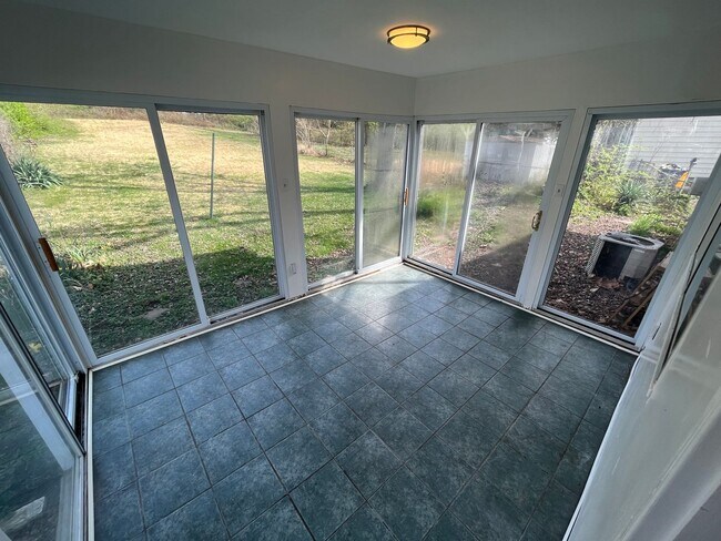 Building Photo - Recently Renovated Three Bedroom Move In R...