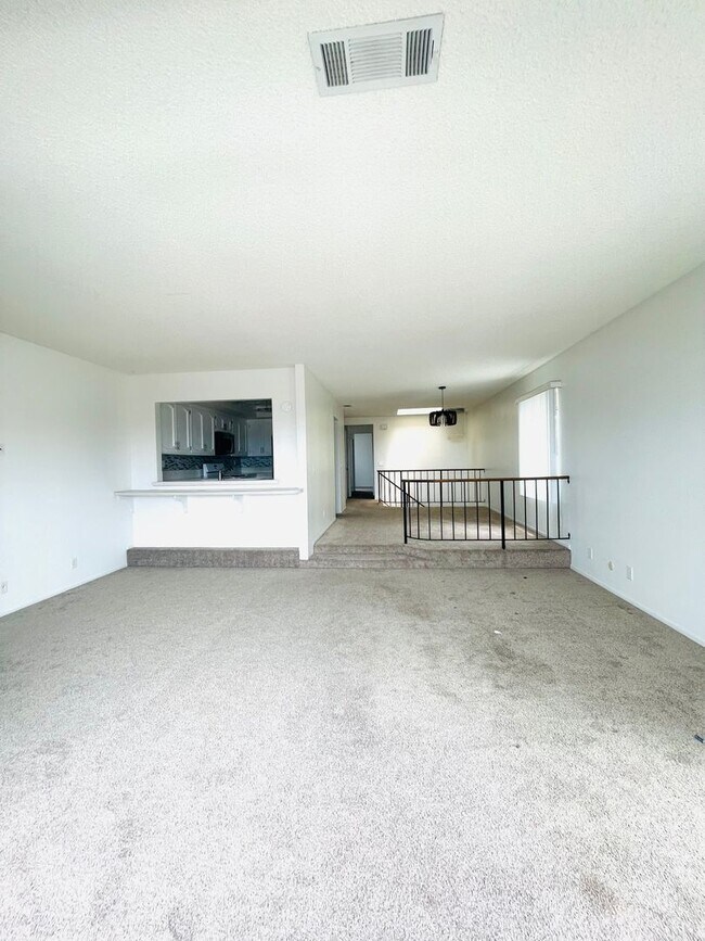 Building Photo - Tri-Level Seaview Condo with Amazing Ocean Views!