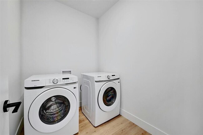 Building Photo - 1701 Simond Ave Ave