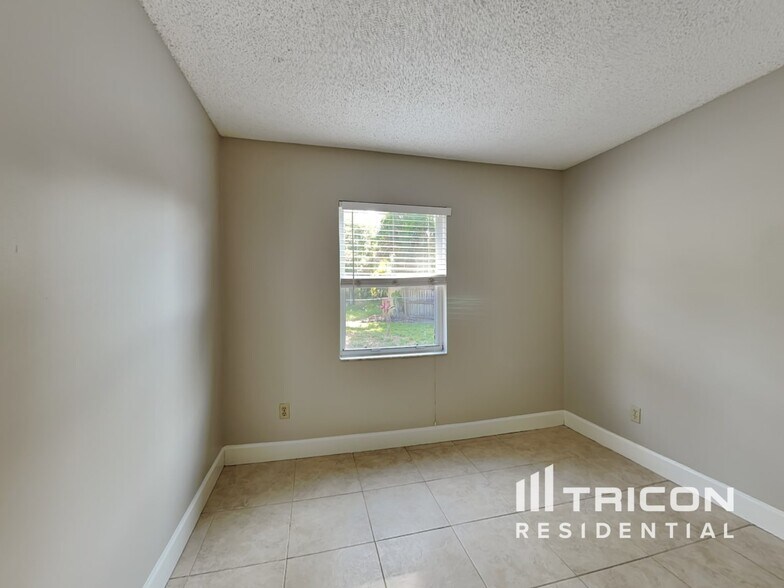 Building Photo - 19203 Sunlake Blvd