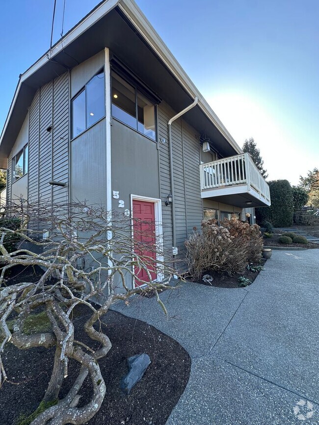 Building Photo - 2 bedroom 1 bath daylight basement unit in...