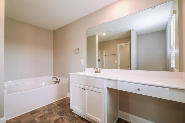 Building Photo - Beautiful 4 Bedroom Home in Youngsville, NC