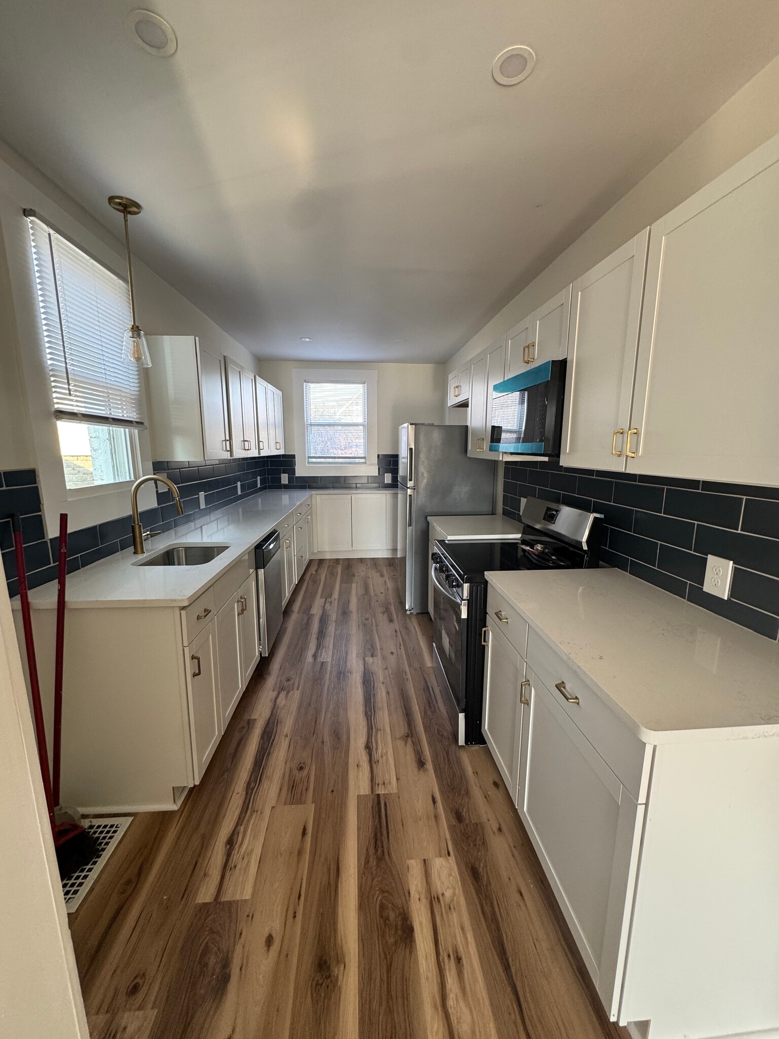 Building Photo - 119 E 20th Ave