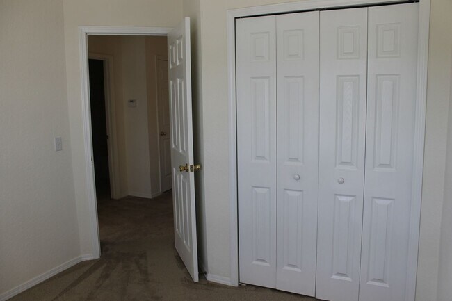 Building Photo - Three Bedroom Townhome in University Park with Balcony