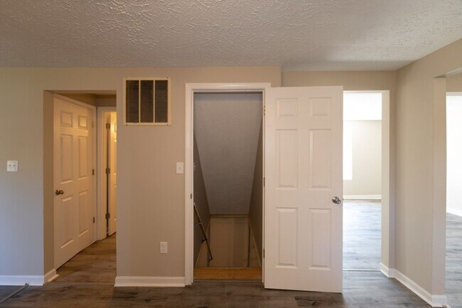 Building Photo - 4 bed 2.5 bath 2 story home with full deck located in Decatur Township