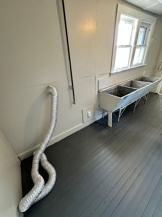 Building Photo - Spacious Single Family Home Ready for Rent in Great Neighborhood