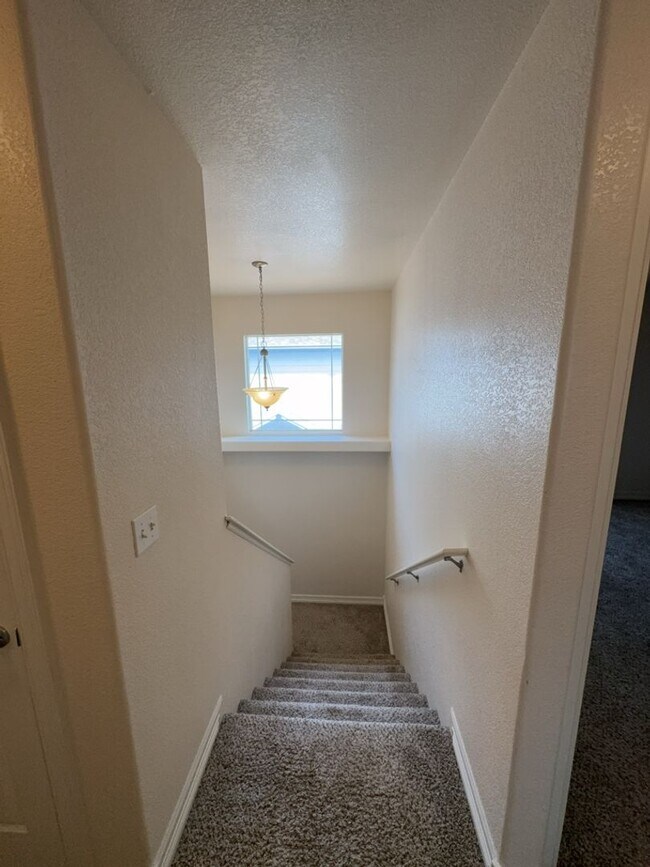 Building Photo - Spacious 3 Bed, 2.5 Bath Home with Oversiz...