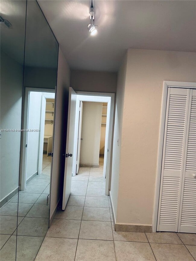 Building Photo - 9456 SW 77th Ave