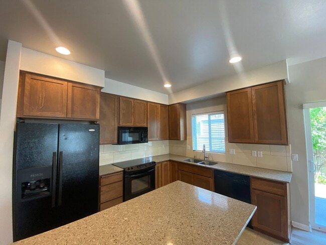 Building Photo - Rare Liberty Lake Townhome in Rocky Hill – 3 Bed, 2.5 Bath End Unit Available July 15th