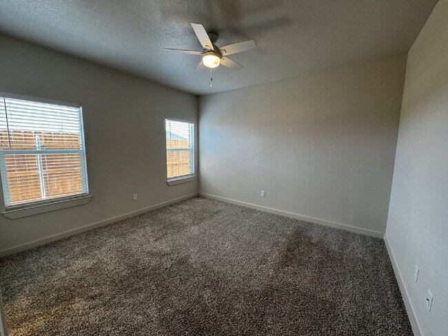 Building Photo - Luxury Townhome in Abbey Glen Community!