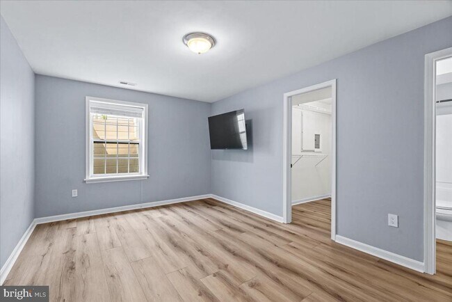 Building Photo - 2619 Inwood Dr