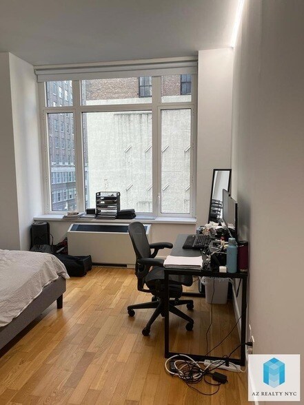 Building Photo - 325 5th Ave