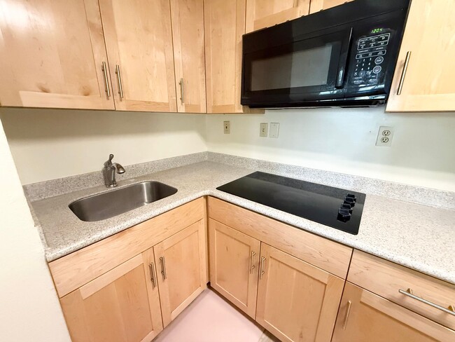 Building Photo - Duplex- Back House, Available Now in Salt ...