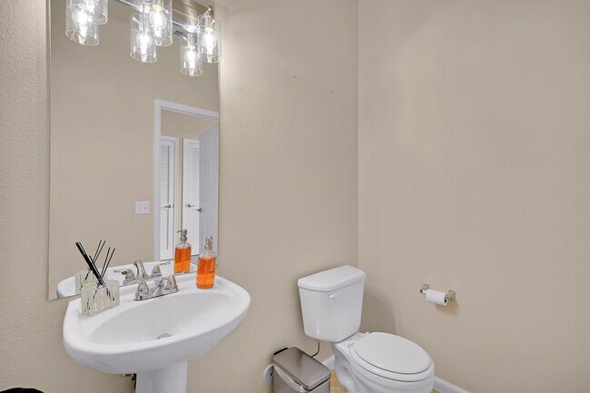 Building Photo - Immaculate 3 Bedroom Townhome Near Downtown COS