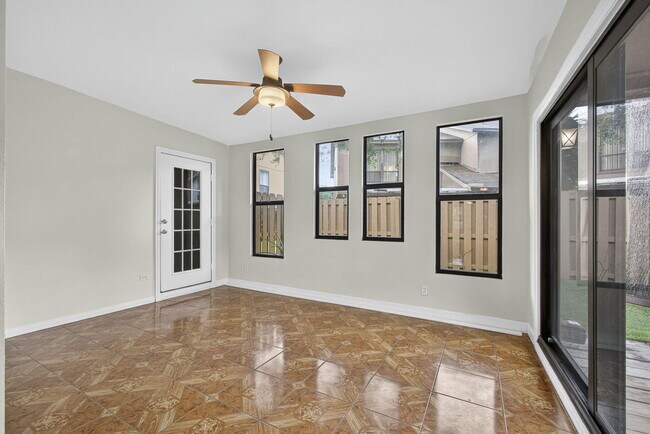 Building Photo - 323 Sandtree Dr
