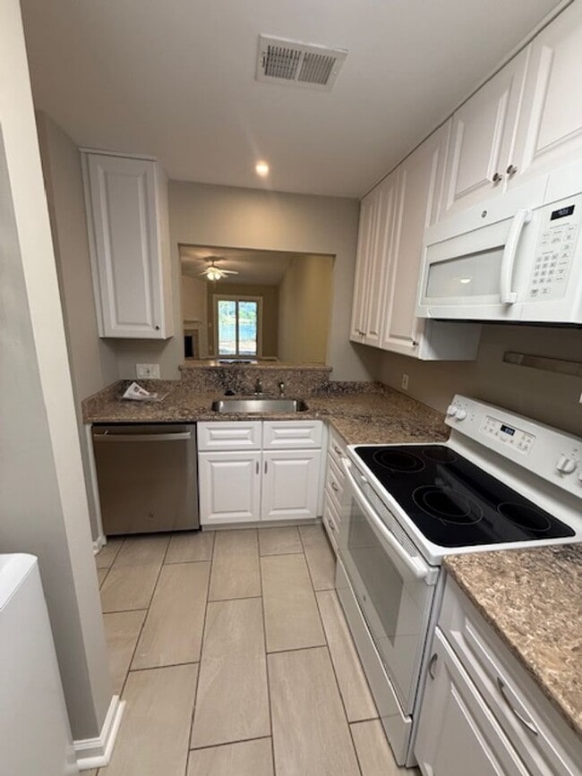 Building Photo - Woodlake Villa 213