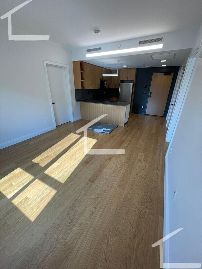 Building Photo - Large 3 Bedroom at Coolidge Corner, Heat, ...