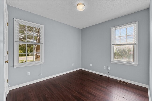 Building Photo - Welcome to your Perfect Home:  3BD, Hardwo...