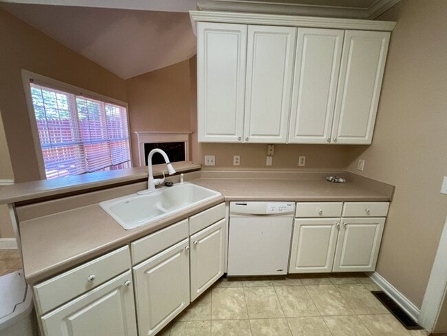 Building Photo - 3BR 2.5BA + Bonus Executive Townhome Near MTSU, FREE Lawn Care!