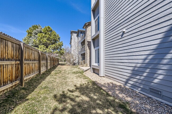 Building Photo - Charming Ground Floor Condo