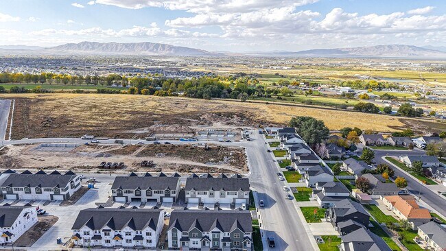 Building Photo - *No Security Deposit Required Upfront for 6 Months!  2024 Townhome. Move In Special!