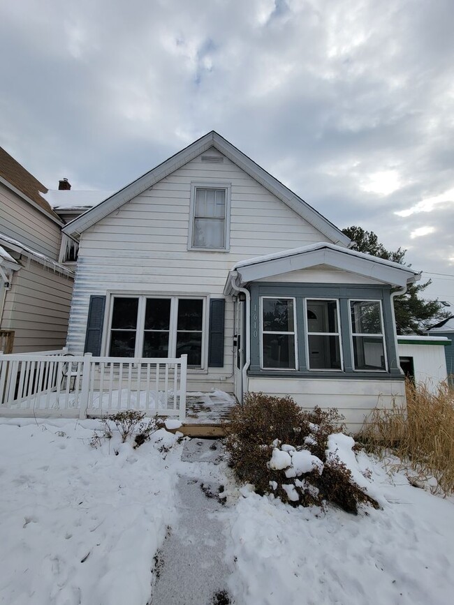 Building Photo - AVAILABLE JUNE - 3 Bed, 1 Bath Updated Home!