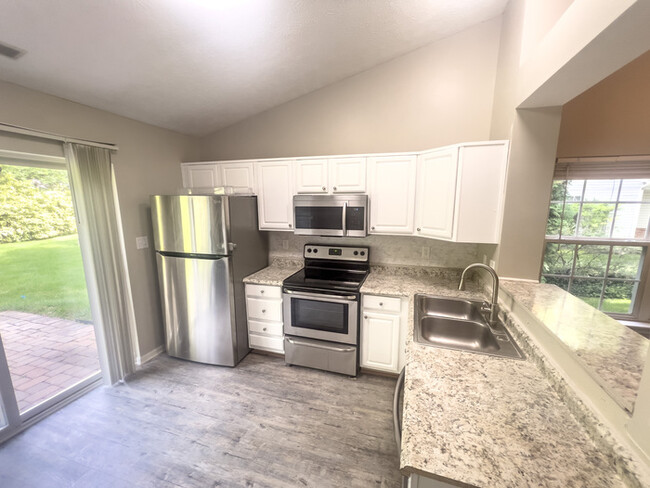 Building Photo - Luxurious Carmel Duplex