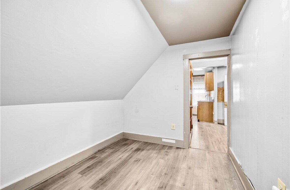 Townhouse/In Law Entryway/Sitting area - 35 Queen St