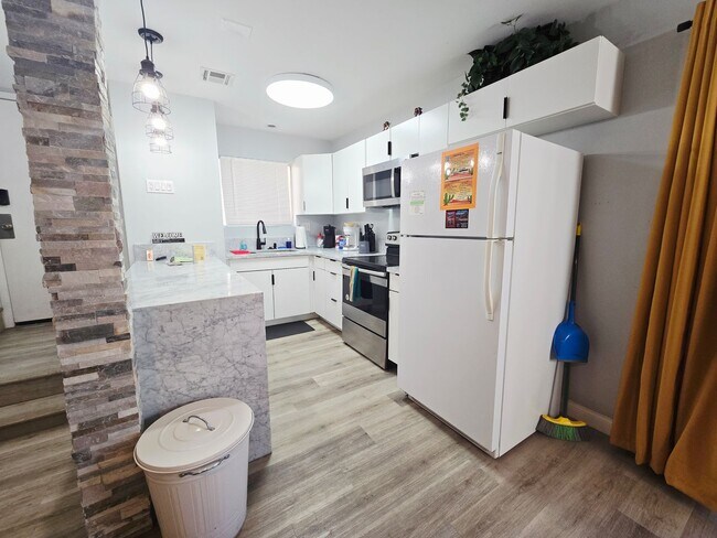 Building Photo - Fully Furnished 2-Bedroom Townhouse Near the Strip, UNLV & Airport