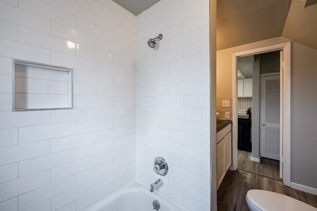 Building Photo - 1 Bedroom/1 Bathroom Available Now!